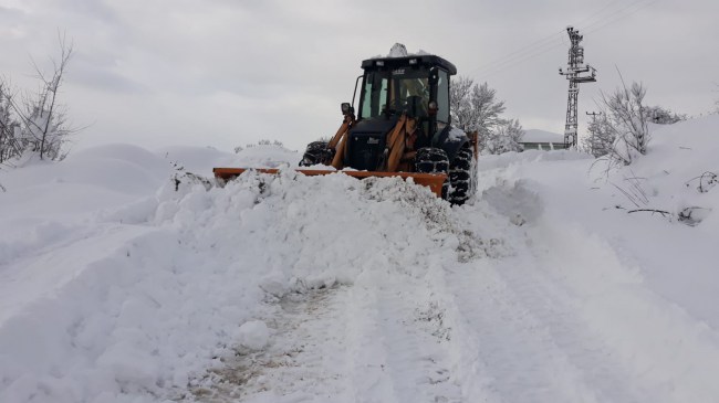 Kapanan köy yolları için çalışma devam ediyor