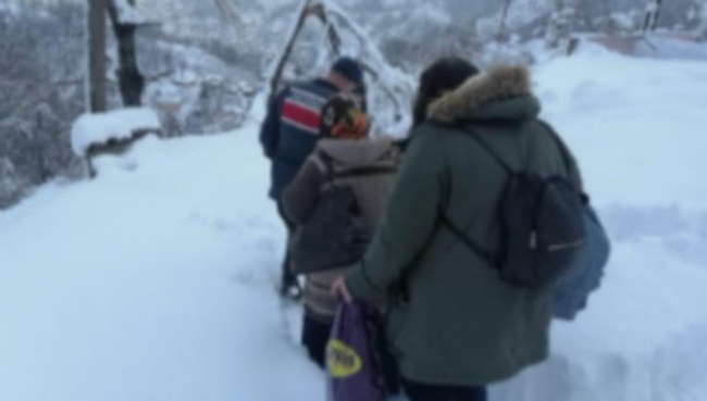 Çatısı çöken evde mahsur kalan aileyi jandarma kurtardı