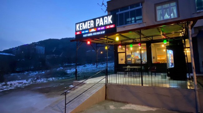 Kemer’de ünlü bir çiğköfte markasının şubesi açıldı