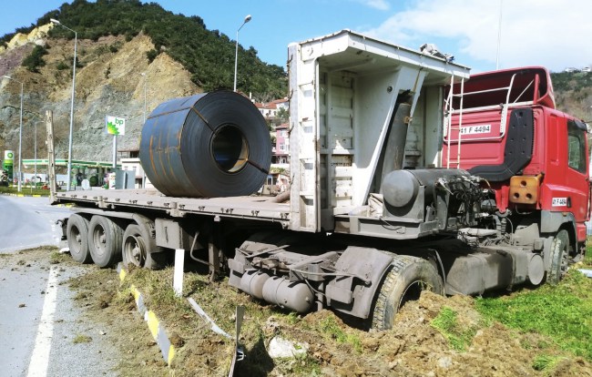 Sac yüklü tır refüje çıktı