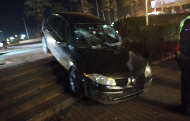 Alkollü sürücü bankete uçtu