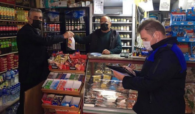 Gülüç belediye meclis üyelerinden esnafa maske mesafe uyarısı