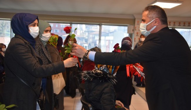 Başkan Bozkurt ve ekibi 8 Mart'ı karanfil ve maske ile kutladı