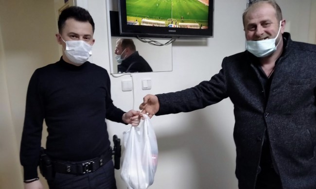 Şampiyon Midyeci Şenol Usta’dan polis ekiplerine jest