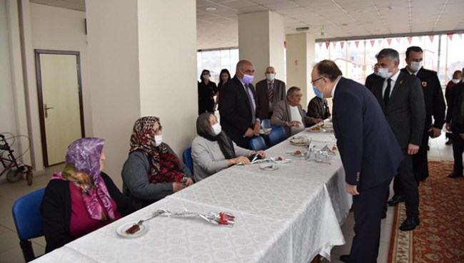 Vali Tutulmaz ve eşi huzurevini ziyaret etti