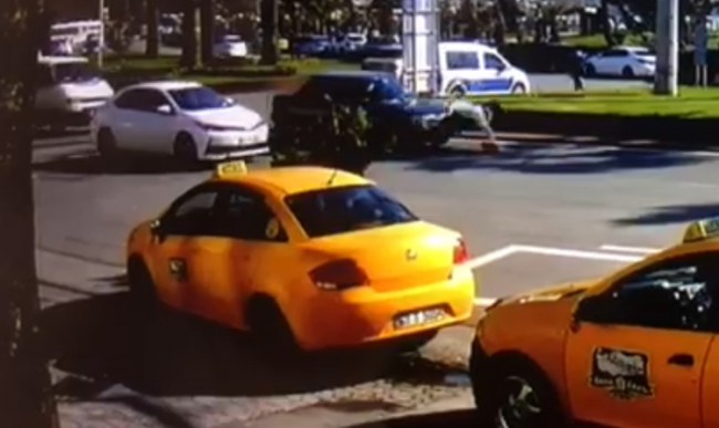 Yaya geçidinde kaza.. Metrelerce sürüklendi