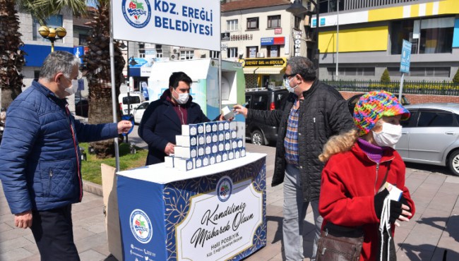 Kdz.Ereğli Belediyesi Kandil Simidi dağıttı