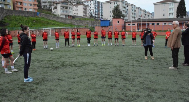 Posbıyık’tan kadın futbol takımına destek
