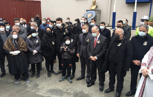 Dönmez gözyaşlarıyla uğurlandı