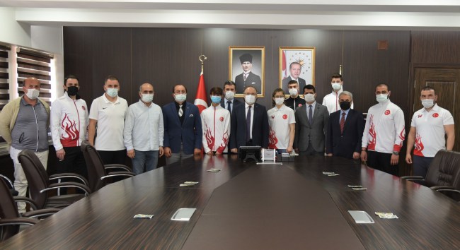 Şampiyonlardan Vali Tutulmaz’a ziyaret