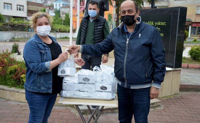 Gülüç’te kadir gecesine özel simit ikramı