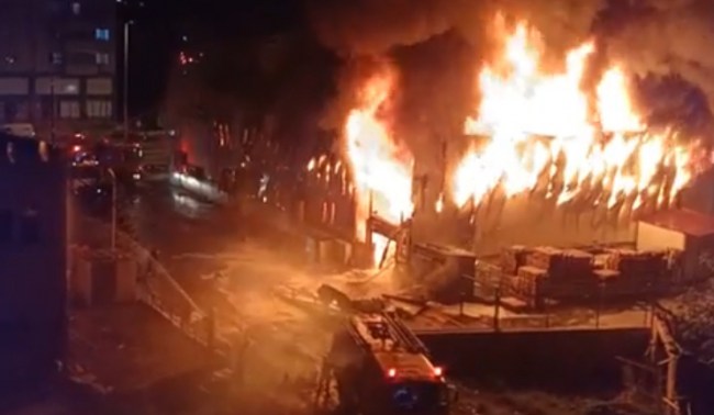 Bizim Toptan yangını kontrol altına alınamıyor