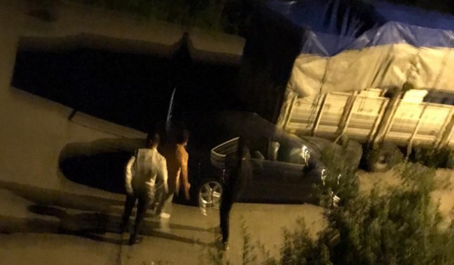 Direksiyon hakimiyetini kaybetti. Park halindeki kamyona çarptı