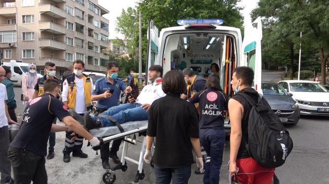 Motorsiklet’le araç çarpıştı.. 2 yaralı..