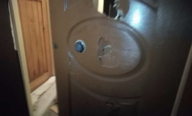 15 kişilik grupla kavga ettikleri kişinin evini bastılar