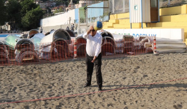 İlk servisi Başkan Posbıyık attı. Plajda maç başladı