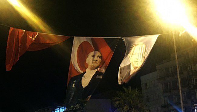 Cumhurbaşkanı Erdoğan'ın posteri baskı sonucu alana asıldı