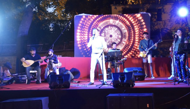 Kumsalda canlı müzik keyfi