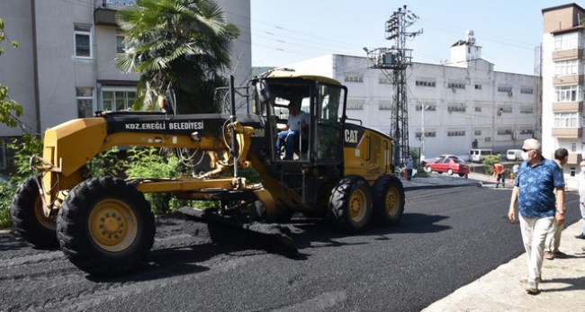 Belediye asfalt dökmeye başladı