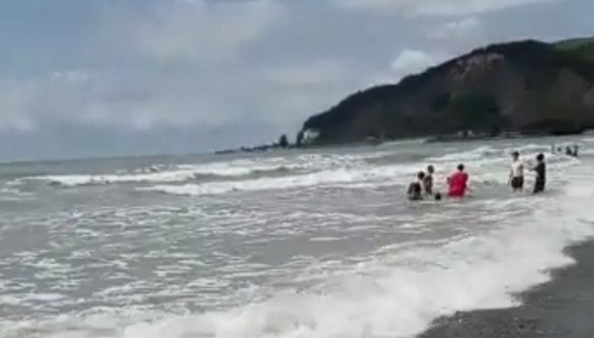 Dalgalı denize giren vatandaşa ceza
