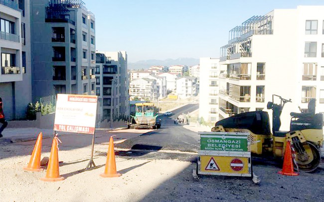 Bursa Osmangazi'nin yollarına sıcak asfalt