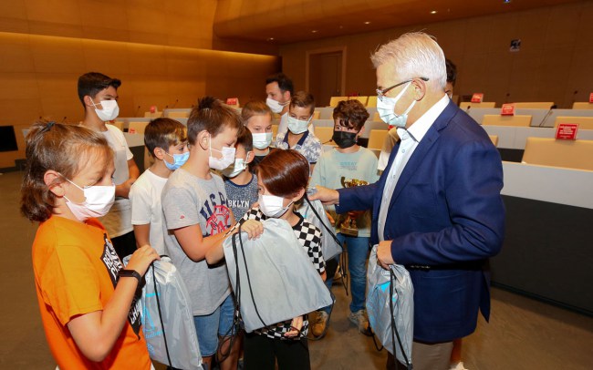 Bursa Nilüfer'de minik kramponların şampiyonluk sevinci