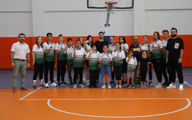 Manisalı karateciler Denizli'de madalyaları topladı