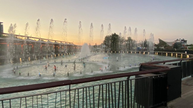 Manisa, süs havuzlarında serinliyor