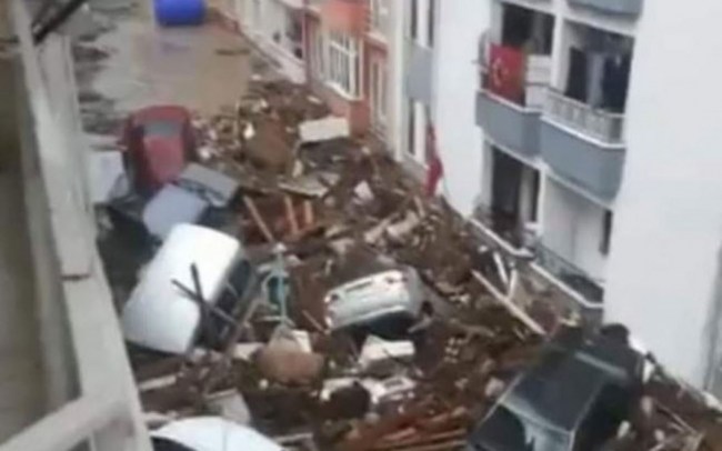 Kastamonu'da sel araçları birbirine kattı!