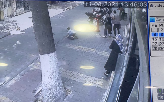 Adıyaman'da karşıya geçen çocuğa motosiklet çarptı!