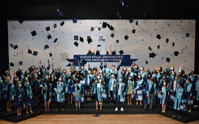 Dokuz Eylül'de ortak mezuniyet sevinci