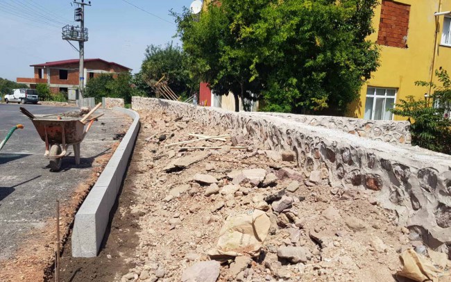 Kocaeli Kartepe'de kaldırım çalışmaları sürüyor