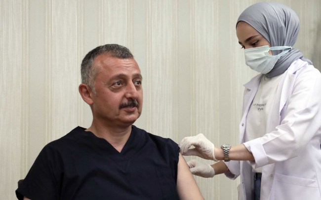 Kocaeli'de Başkan Büyükakın, üçüncü doz aşısını oldu