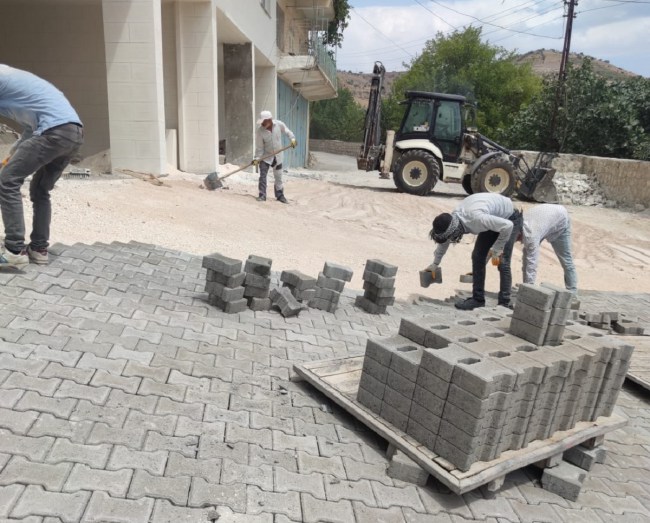Mardin Yeşilli'de yollar parke taşı ile döşeniyor