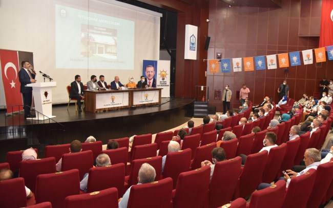 Bursa'da AK Parti yönetimi Yıldırım'da mahalle başkanlarıyla buluştu