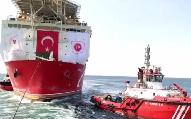 Yavuz sondaj gemisi kule sökümü için Haydarpaşa'da