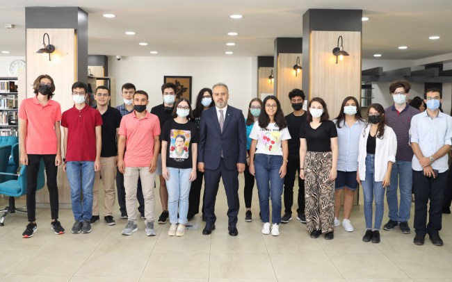 Bursa'da sınavlarda dereceye giren öğrencilere Büyükşehir ödülü