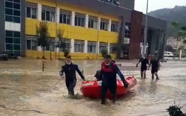 Sinop Babaçay'da ekipler 9 kişilik aileyi son anda kurtardı