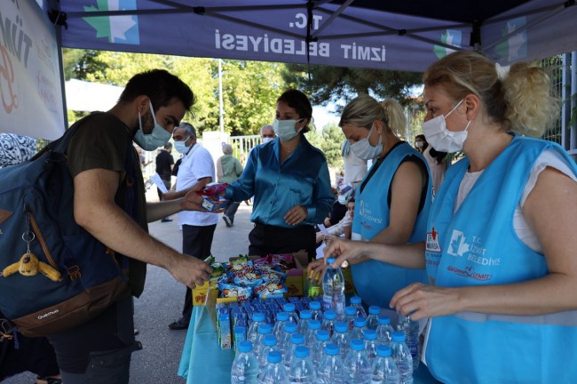 Kocaeli'nin İzmit Belediyesi sınava girecek adayları yine yalnız bırakmadı