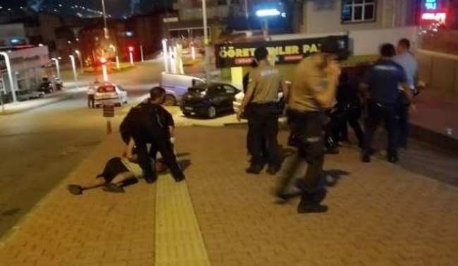 Eğlenmek için gittikleri mekanda kavga ettiler