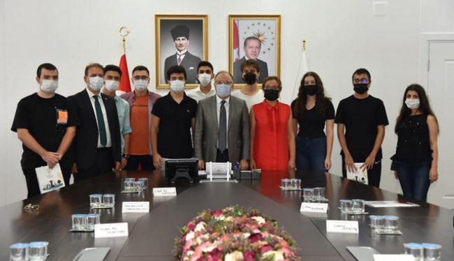 Vali Tutulmaz'dan YKS'de derece yapan öğrencilere hediye