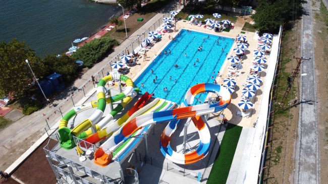 Barış Plajındaki aquapark’a yoğun ilgi