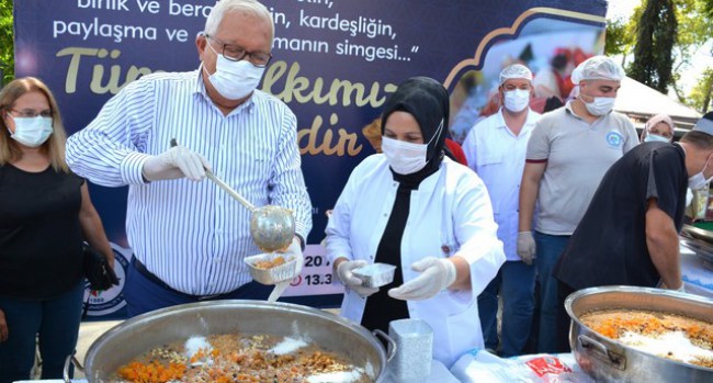 Ereğli Belediyesi aşure dağıttı