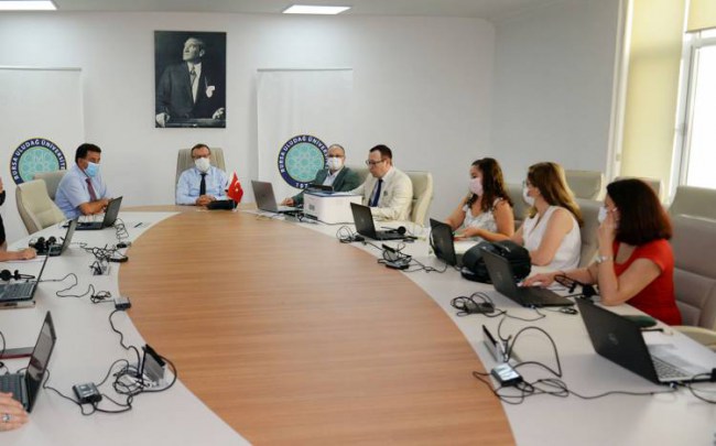 BUÜ'de öğrenciler için 'çağrı merkezi'