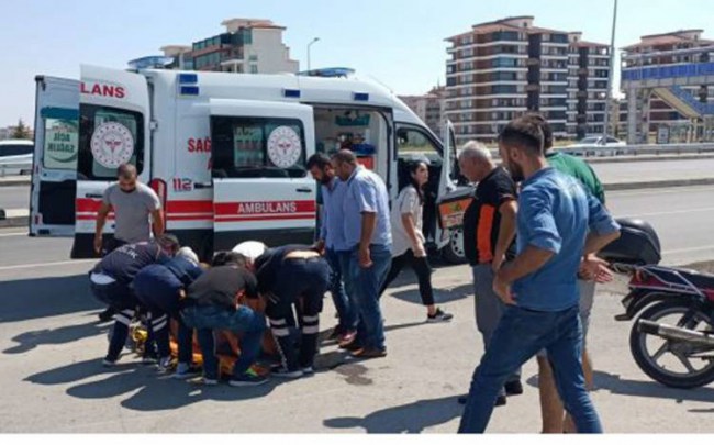 Adıyaman'da motosiklet otomobile çarptı