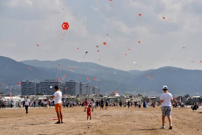 Bursa'da Zafer coşkusu uçurtmalarla yaşandı