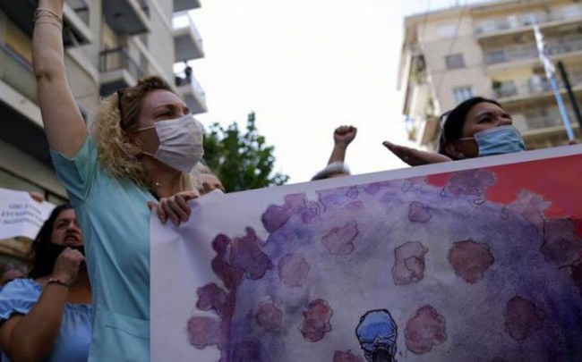 Yunanistan'da aşısız sağlık çalışanları uzaklaştırıldı