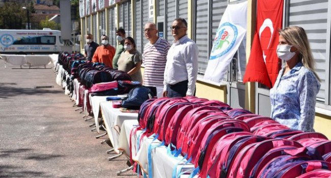 Belediye’den öğrenci’ye kırtasiye desteği