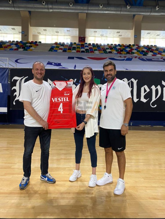 Yıldız oyuncu Şenoğlu'ndan antrenman Ziyareti