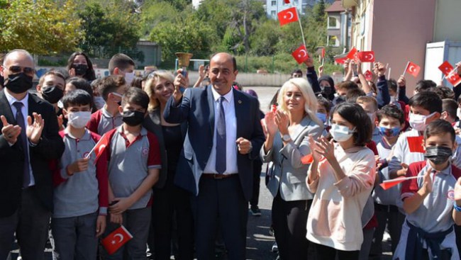 Eğitim öğretim yılının ilk okul zilini Başkan Demirtaş çaldı